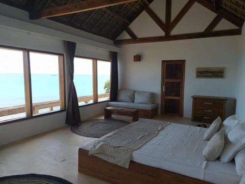 迭戈苏瓦雷斯Mazava Loha Resort的一间卧室设有一张大床和大窗户