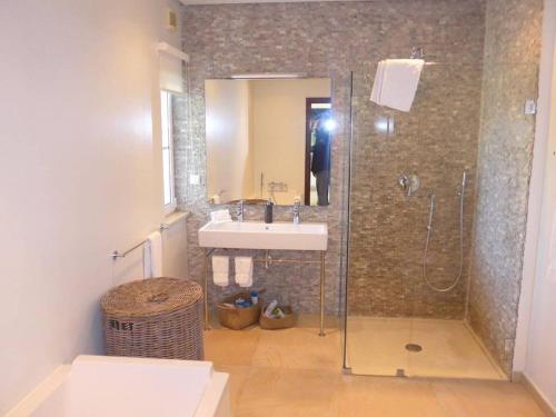 奎特里拉Villa Sol Grande - Exclusive 5 Bedroom Villa - Great Pool Area - Perfect for Families的带淋浴、盥洗盆和淋浴的浴室