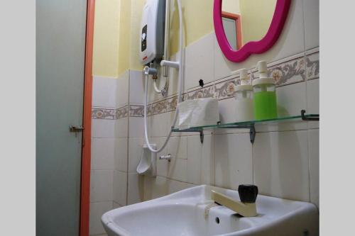 瓜拉雪兰戈Colourful homestay - (near jeti sky mirror)的一间带水槽和镜子的浴室