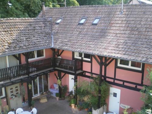 塞莱斯塔尚博勒斯迪霍特斯拉多马恩德斯勒姆帕尔斯酒店的享有粉红色房子空中景色的阳台