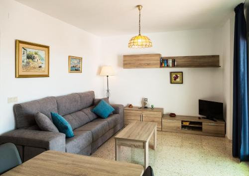 孔佩塔Apartamento Rural Antares的客厅配有沙发和桌子