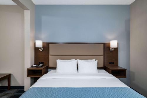 莫比尔摩拜尔温盖特温德姆酒店的一张大床,位于酒店房间,设有两个床头柜