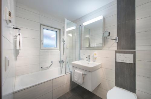 施库尔施库尔贝拉瓦尔酒店的白色的浴室设有水槽和淋浴。