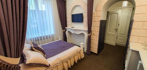 罗夫诺皮德科瓦酒店的酒店客房设有床和窗户。