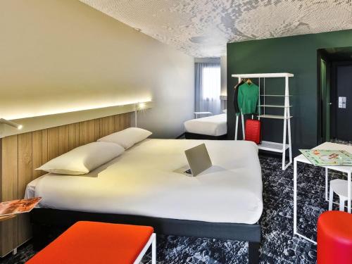 安锡Ibis Annecy - Cran-Gevrier的卧室设有一张白色大床和绿色的墙壁
