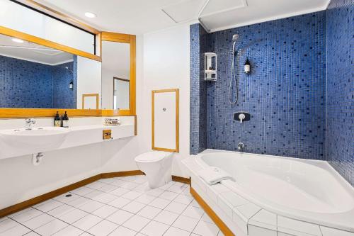 奥克兰林肯绿色品质酒店的带浴缸、卫生间和盥洗盆的浴室