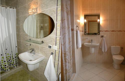 比得哥什哈瓦那酒店的一间带水槽、卫生间和镜子的浴室