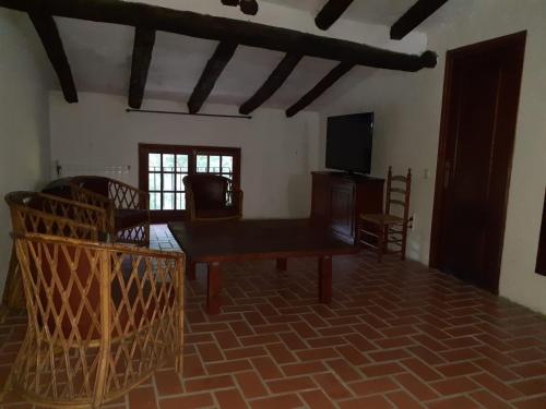 科尔努德利亚Molí dels Aubins的客厅配有桌子和电视