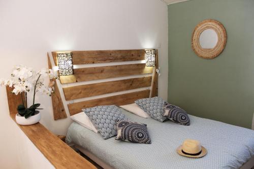 洛尔格Villa COLIBRI的一间卧室配有一张带两个枕头和镜子的床