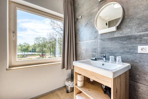 利布拉蒙HOTEL L'AVENUE的一间带水槽和窗户的浴室