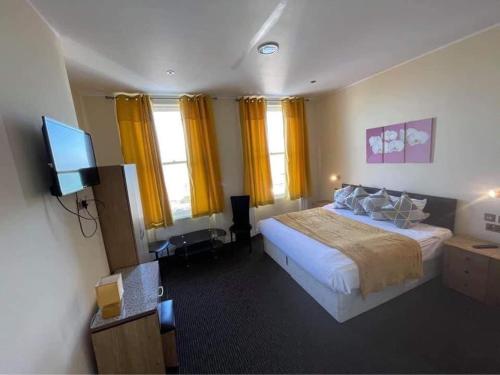 兰迪德诺Elsinore Hotel Llandudno的配有一张床和一台平面电视的酒店客房