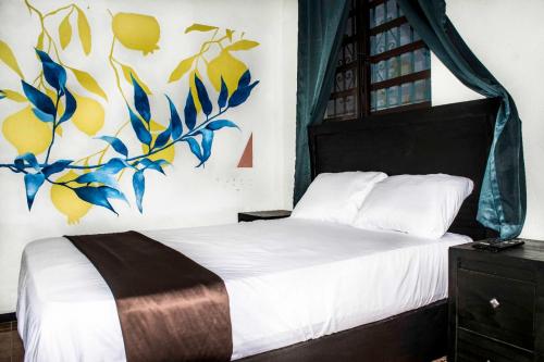 蒙特雷Casa Lucia的一间卧室配有一张壁画床