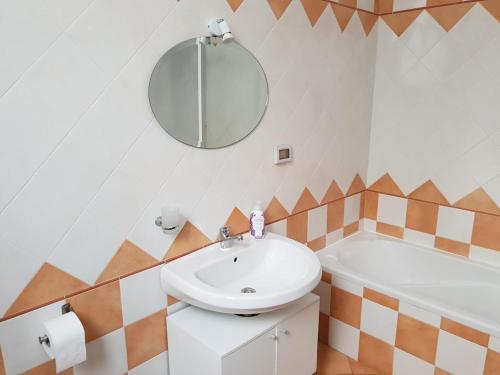 巴勒莫Stanze Di Leo的浴室配有盥洗盆、镜子和浴缸