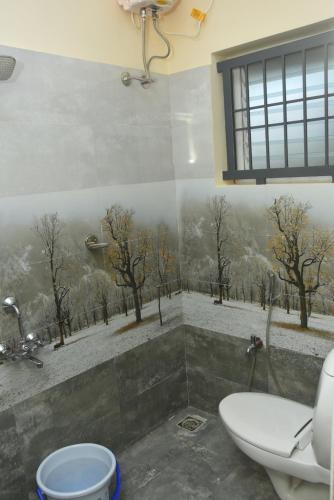 马伊拉杜图赖Murali's Kudil的带淋浴和卫生间的浴室以及树木