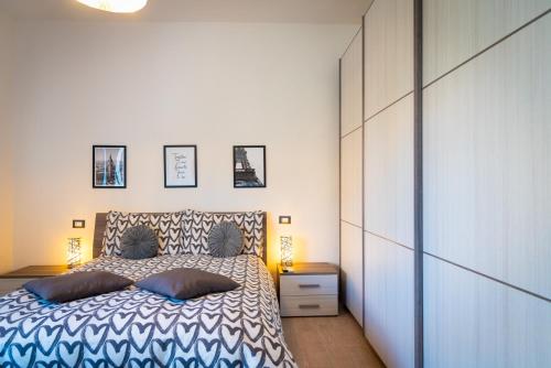 费拉约港Appartamento di Daniele的一间卧室配有一张带两个枕头的床