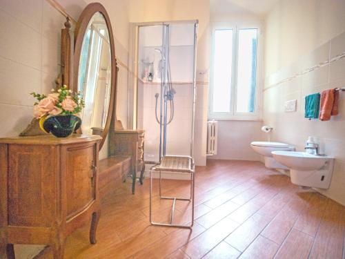 热那亚a due passi dal centro的一间带水槽、卫生间和镜子的浴室
