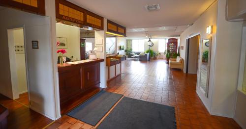 埃克奈斯海滨酒店的走廊设有厨房和客厅