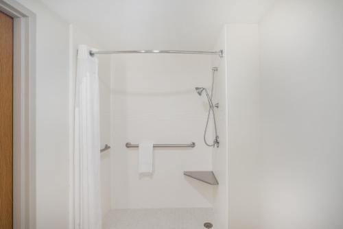 路易斯威尔路易斯维尔东智选假日酒店及套房的带淋浴和盥洗盆的白色浴室