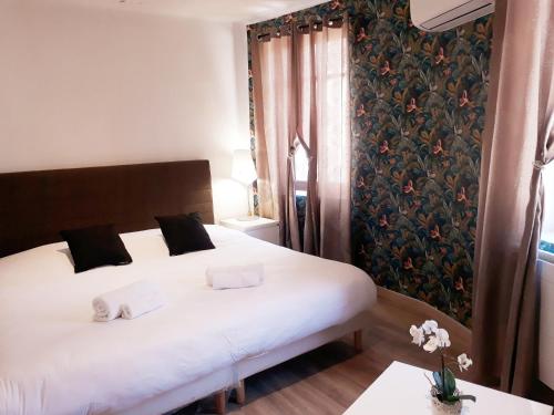 马蒂格Hotel renaissance martigues的卧室设有一张白色大床和一扇窗户。