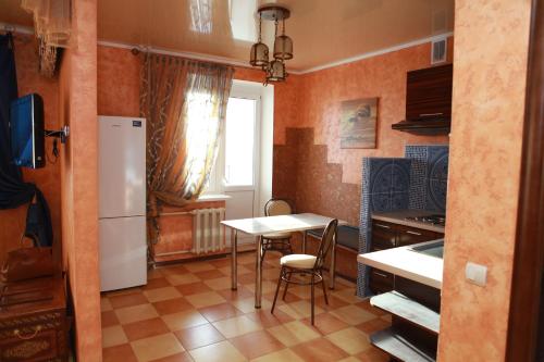 利佩茨克利佩茨克公寓的厨房配有桌子和白色冰箱。