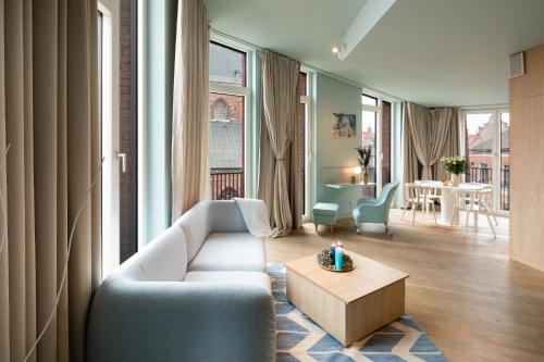 里加Redstone Apartments的客厅配有沙发和桌子