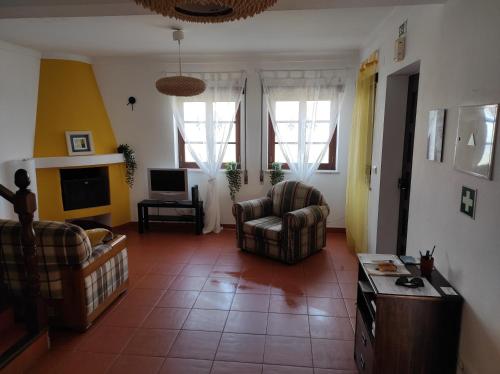 阿尔莫格拉维Al Casa Paquito的客厅配有两把椅子和电视