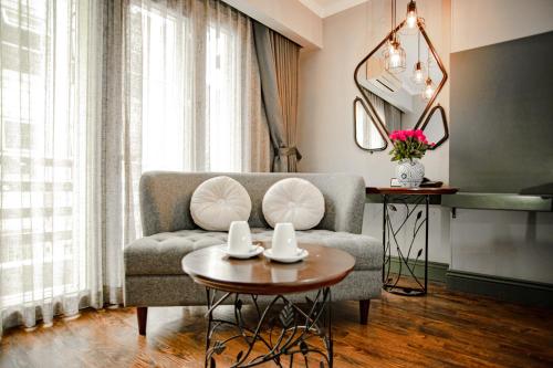 河内Hanoi Center Silk Hotel & Travel的客厅配有沙发和桌子
