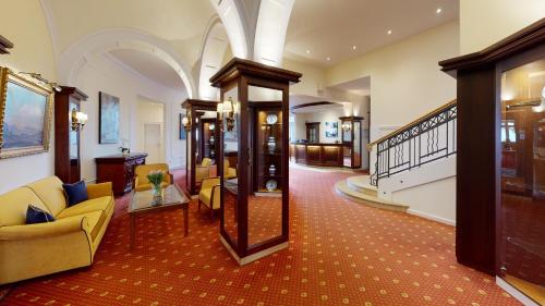 威斯巴登威斯巴登酒店的大厅设有楼梯和等候室