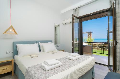 斯卡拉伯塔麦斯Kamelia & Semeli Hotel的一间卧室设有一张床,享有海景