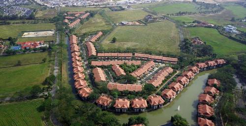 努沙再也Modern Bali Resort by HostaHome, 10mins to Legoland的享有河景房屋的空中景致