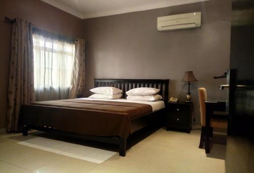 Suru LereRoom in Lodge - Allure Suites-surulere的一间卧室配有一张床,窗户配有空调
