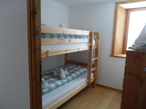 Prachtig familie appartement voor 6 personen in het hart van Argentière, Chamonix Mont-Blanc客房内的一张或多张双层床