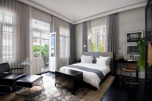 特拉维夫蒙蒂菲奥里酒店的一间带特大号床的卧室和一间客厅