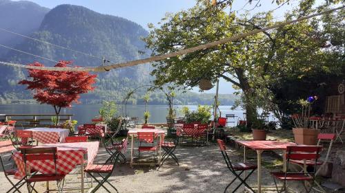 哈尔施塔特Gasthof Simony Hallstatt B&B的一组桌椅,享有湖景