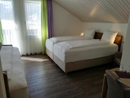 格拉鲁斯哈达南博格AG酒店的一间卧室设有两张床和两个窗户。