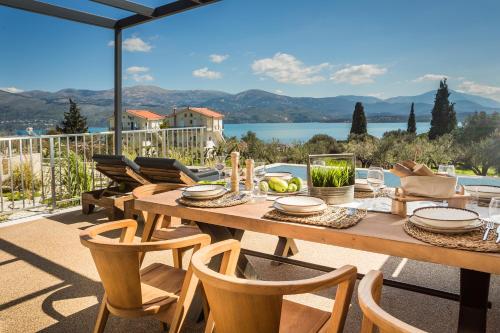 里科索翁Ionian Village的美景庭院里的木桌和椅子