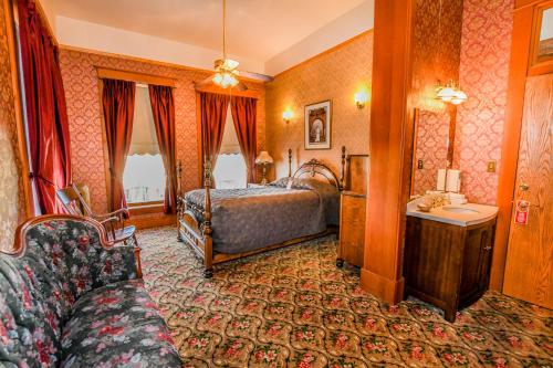 科迪伊尔玛酒店的酒店客房,配有床和沙发