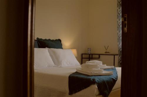 维亚纳堡B Apartamentos的一间卧室配有带毛巾的床