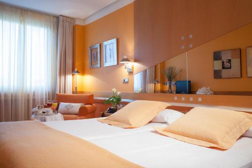 托雷拉韦加托雷斯波特酒店的酒店客房设有床和客厅。