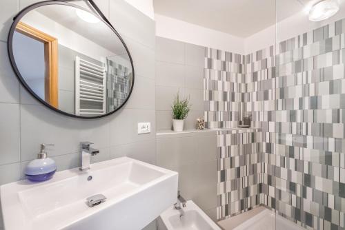 里奥马哲雷il Mare di Ada:seaside apartament in Riomaggiore的白色的浴室设有水槽和镜子