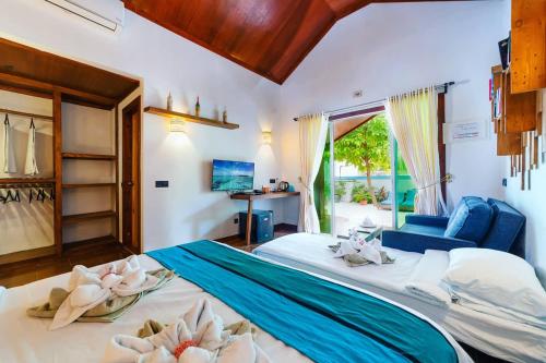 乌库拉斯武库拉斯海滩别墅的一间卧室配有一张带鲜花的大床