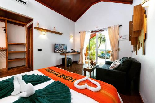 乌库拉斯武库拉斯海滩别墅的一间卧室配有一张床、一张沙发和一个窗口