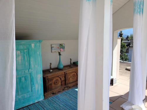 卢塞恩Villa Castagna Guesthouse的一间设有蓝色门和木制梳妆台的房间
