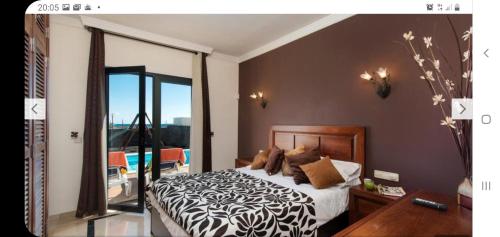 亚伊萨Villa Calma的一间卧室设有一张床和一个阳台