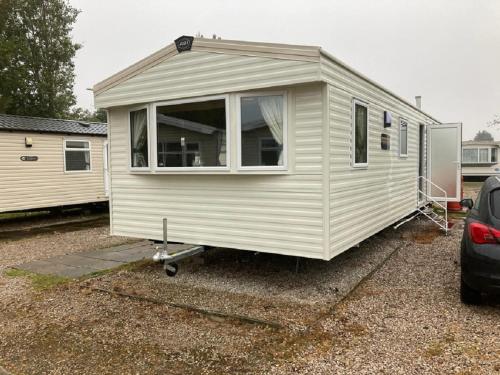 布莱克浦Blackpool Static Caravan Marton Mere的停在停车场的白色小房子