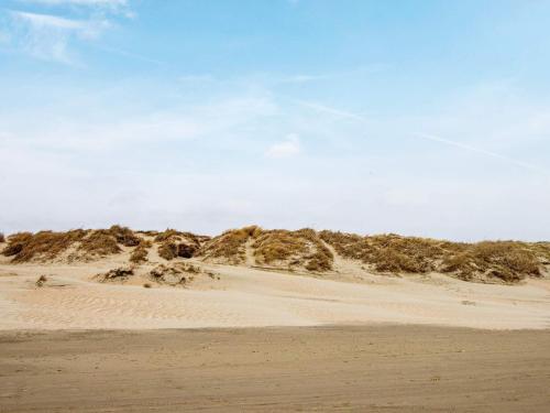 博利尔马克6 person holiday home in R m的沙滩上一堆沙子