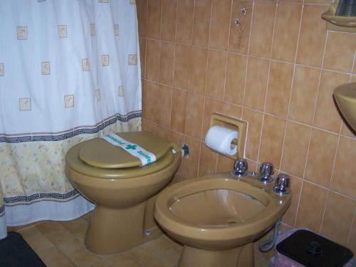 维拉卡洛斯帕兹阿罗哈宾馆的一间带卫生间和水槽的浴室