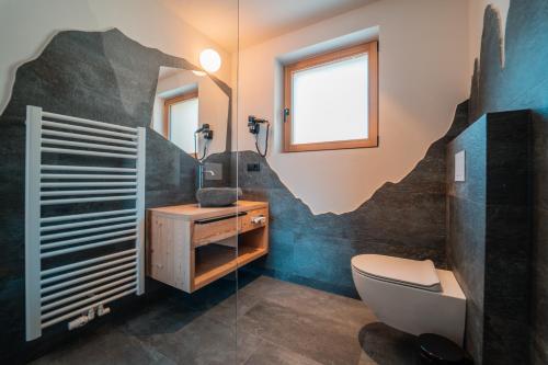 韦尔图尔诺Kierhof Chalets的一间带卫生间和水槽的浴室