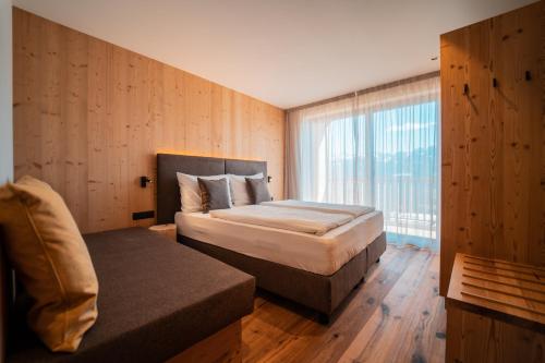 韦尔图尔诺Kierhof Chalets的酒店客房设有床和窗户。