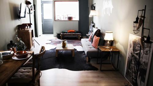 伊泽尔河畔的罗曼La Tannerie - BedinShop的客厅配有沙发和桌子